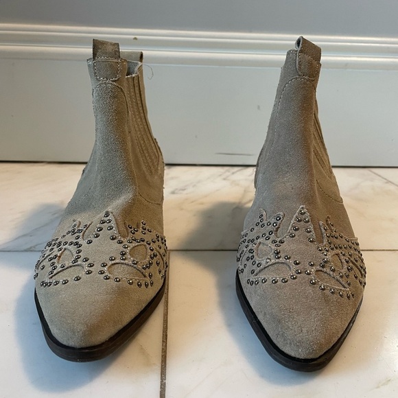 Amuse Society x Matisse, 7, khaki stone light brown studded suede ankle boot EUC - Picture 3 of 11